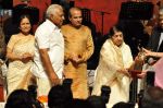Lata Mangeshkar, Suresh Wadkar at Dinanath Mangeshkar Awards in Sion, Mumbai on 24th April 2013 (57).JPG